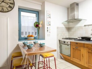 Kühlschrank, Mikrowelle, Ofen, Kochgeschirr/Geschirr/Besteck