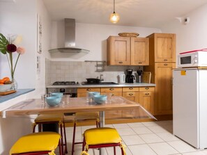 Frigorifero, microonde, forno, pentole/stoviglie/utensili
