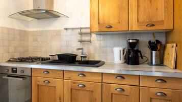 Fridge, microwave, oven, cookware/dishes/utensils