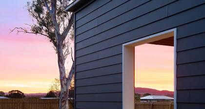 Reader's Rest - dog friendly accommodation in Clunes!