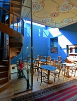 Desayuno con opciones de la cocina local incluido todos los días 