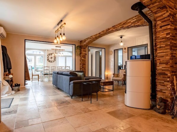 Téléviseur à écran plat, foyer