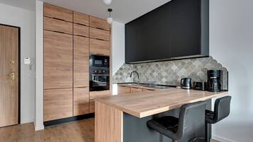 City Apartment, 1 Bedroom, Balcony | Private kitchenette | Full-sized fridge, microwave, oven, stovetop