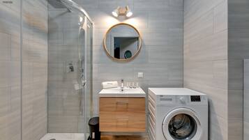 Leilighet – city, 1 soverom, balkong | Bad | Dusj, hårføner, håndklær og såpe