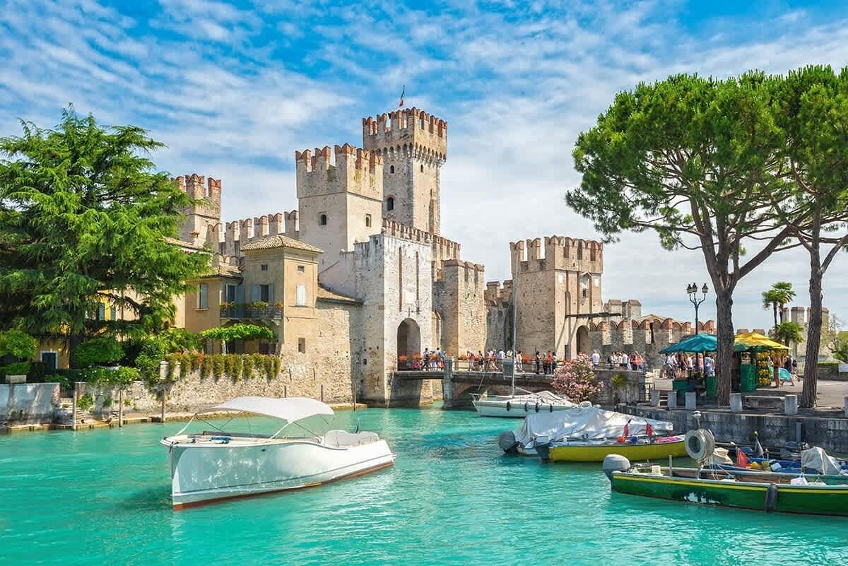 Pearl House dista solo 5 minuti dal centro storico di Sirmione e 10 minuti in auto da Peschiera del Garda e dai parchi divertimenti del lago di Garda, Gardaland, Caneva, Sea life, Movieland