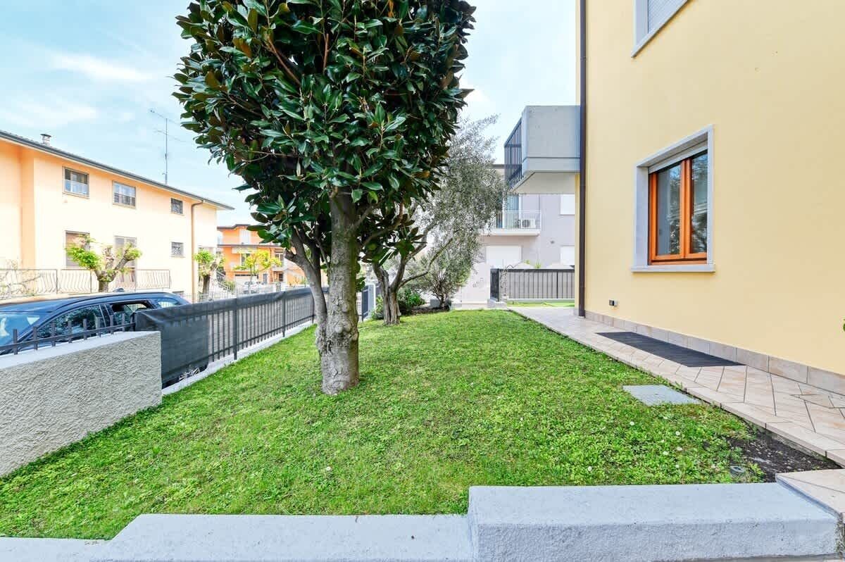 Giardino esterno (RECINTATO) con jacuzzi privata, tavolo da pranzo ed ombrellone, sdraio a gravità 0 con erba sintetica