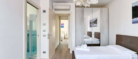 2 bedrooms, iron/ironing board, travel cot, free WiFi