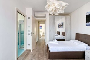 28 habitaciones, tabla de planchar con plancha y cuna de viaje 