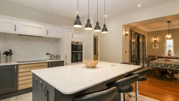 Refrigerador, lavavajillas, utensilios de cocina