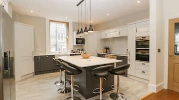 Refrigerador, lavavajillas, utensilios de cocina