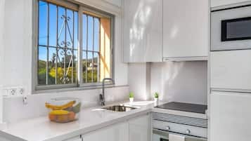 Een koelkast, een microgolfoven, een oven, een kookplaat