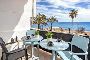 Outdoor dining - Beach line gem/Paradise Found (Fuengirola)