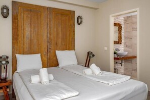 2 bedrooms, iron/ironing board, travel crib, WiFi - Beach line gem/Paradise Found (Fuengirola)