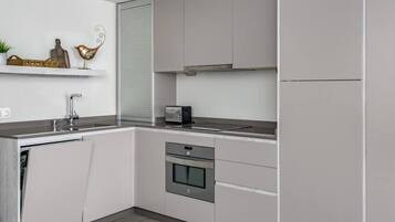 Een koelkast, een microgolfoven, een oven, een kookplaat