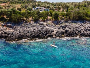 A coastal area with rocky terrain and clear blue waters. - Villa Saphora in Lefkada (Lefkada)