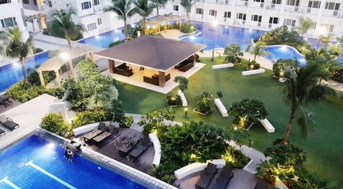 Condotel with balcony in Pasay Manila near MOA. NAIA Airport, PICC