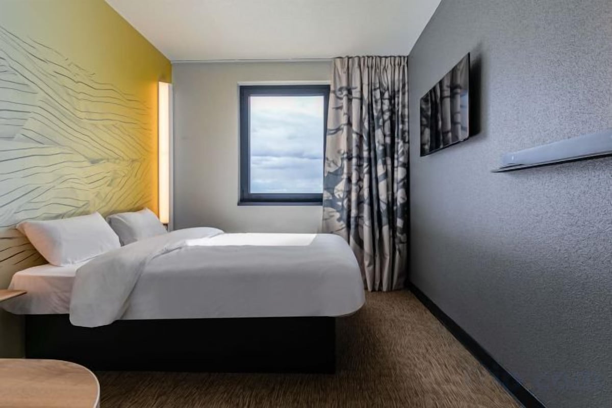 Desk, soundproofing, WiFi (free), bed sheets