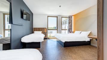 Quadruple Room | Desk, soundproofing, free WiFi, bed sheets
