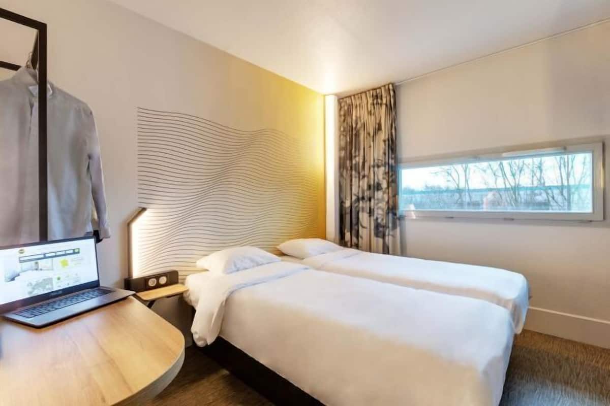 Escritorio, sistema de insonorización, wifi gratis y ropa de cama