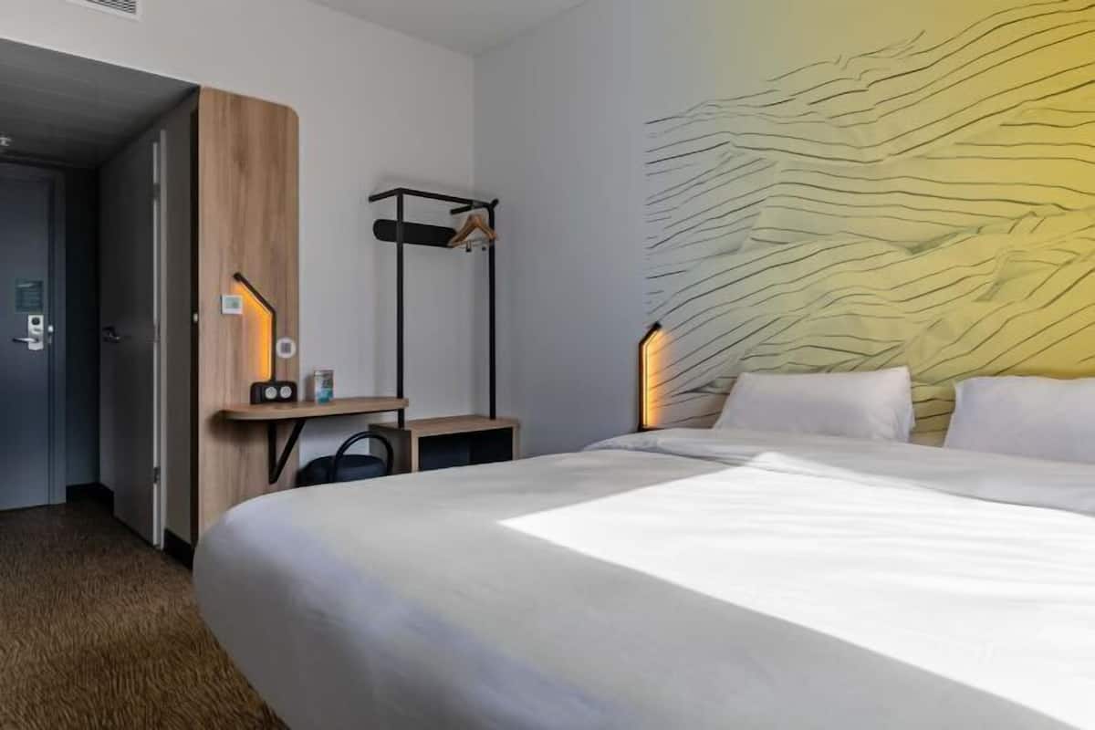 Escritorio, sistema de insonorización, wifi gratis y ropa de cama