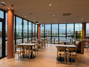 Desayuno buffet todos los días (con cargo)