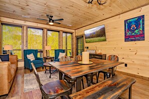 Dining - PappaBearSpl: POOL, Honeymoon, Pets, Outdoor Fireplace, Hot Tub, Wifi, Game Room (Sevierville)