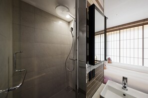 Kostenlose Toilettenartikel, Haartrockner, Hausschuhe