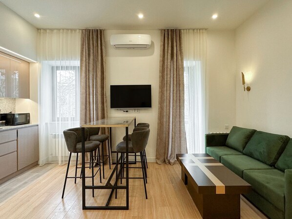 City-Apartment | Wohnbereich | 43-Zoll-Smart-TV mit Digitalempfang, Fernseher