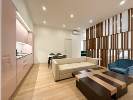 Loft | Zona de estar | Smart TV de 43 pulgadas con canales digitales, una televisión