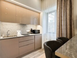 City Apartment | Private kitchenette | Electric kettle, dining tables