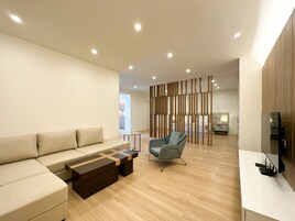 Loft | In-room safe, individually furnished, desk, laptop workspace