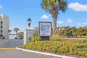 Exterior detail - Gorgeous views from this oceanfront condo in Shore Drive (Myrtle Beach)