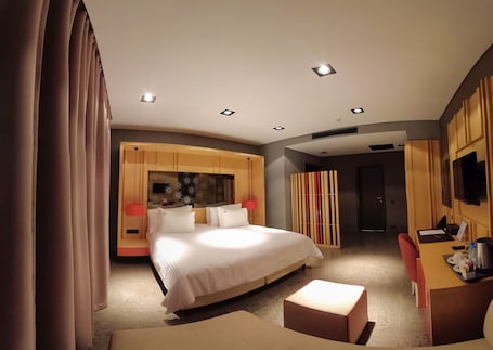 Escritorio, espacio para trabajar con laptop y wifi gratis