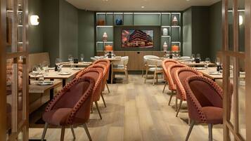 Daily buffet breakfast (GBP 17.50 per person)