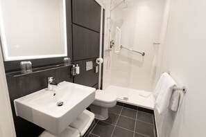 Kombinert dusj/badekar, toalettartikler (inkludert) og hårføner