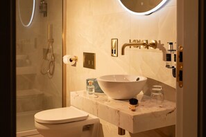 Wellness King Suite | Bad | Kombinert dusj/badekar, toalettartikler (inkludert) og hårføner