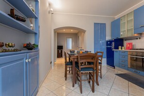 Frigorifero, forno, macchina per tè/caffè, pentole/stoviglie/utensili