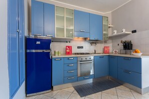 Frigorifero, forno, macchina per tè/caffè, pentole/stoviglie/utensili