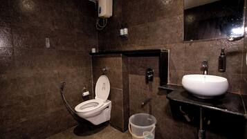 Executive Room | Bathroom | Shower, free toiletries, hair dryer, towels