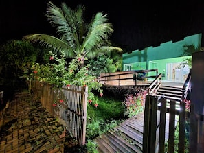 Fachada da propriedade à noite