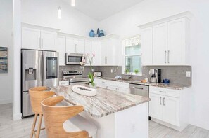 Kylskåp, mikrovågsugn, ugn och spishäll