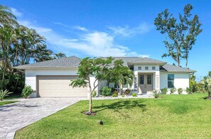 Exterior - Blue Sapphire - Modern Vacation Home Cape Coral (Cape Coral)