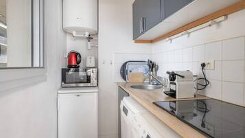 Refrigerador, microondas, lavavajillas y cafetera y tetera