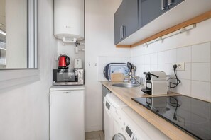 Réfrigérateur, micro-ondes, plaque de cuisson, lave-vaisselle