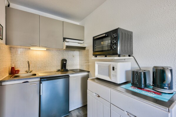 Fridge, microwave, oven, coffee/tea maker
