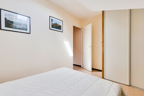 2 chambres, fer et planche à repasser