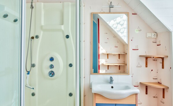 Een badkamer met een bad, een wastafel en een spiegel.