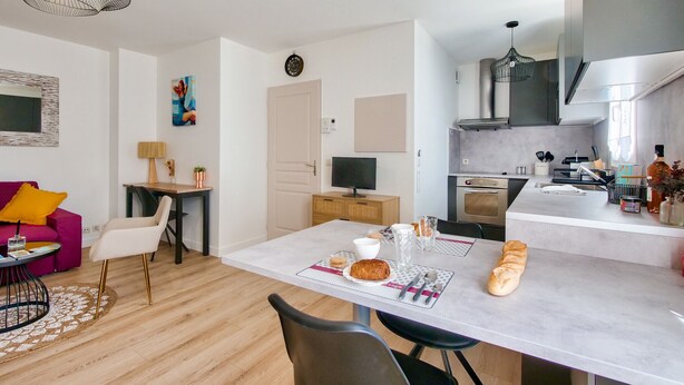 A modern apartment with a dining area, kitchen, and living space. - 150m from St Martin de Ré harbour, studio for 2 (Saint-Martin-de-Ré)