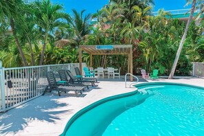 A heated pool - Sea Haven~ Waterfront Pool Home, 35' Dock, Walk to the Beach (Marathon)