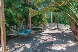 Property grounds - Sea Haven~ Waterfront Pool Home, 35' Dock, Walk to the Beach (Marathon)